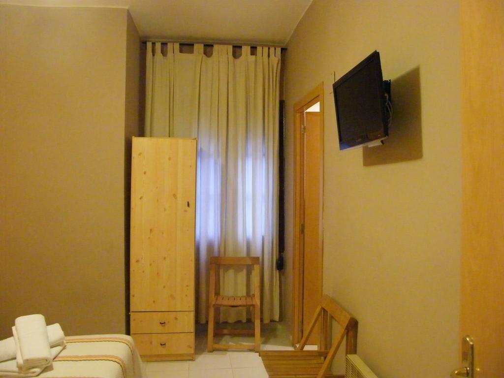 Pension Corona Saragozza Esterno foto